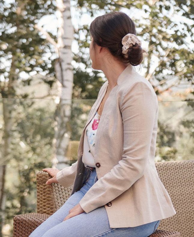 Veston en lin beige fait au Québec dans des conditions éthiques