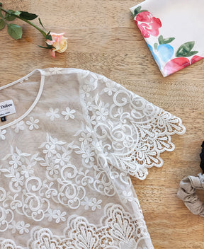 Haut de dentelle blanche fait au Québec manche courte