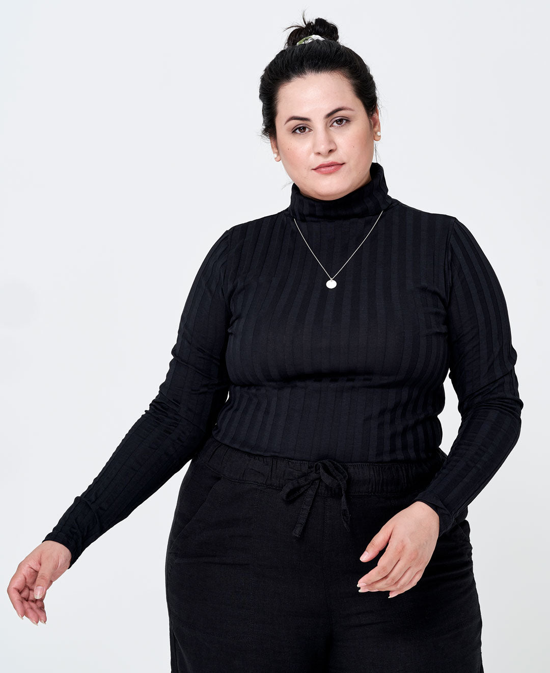 Col roulé noir en coton biologique fait au Québec