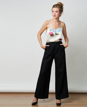 Camisole fleurie en soie biologique et pantalon en lin noir